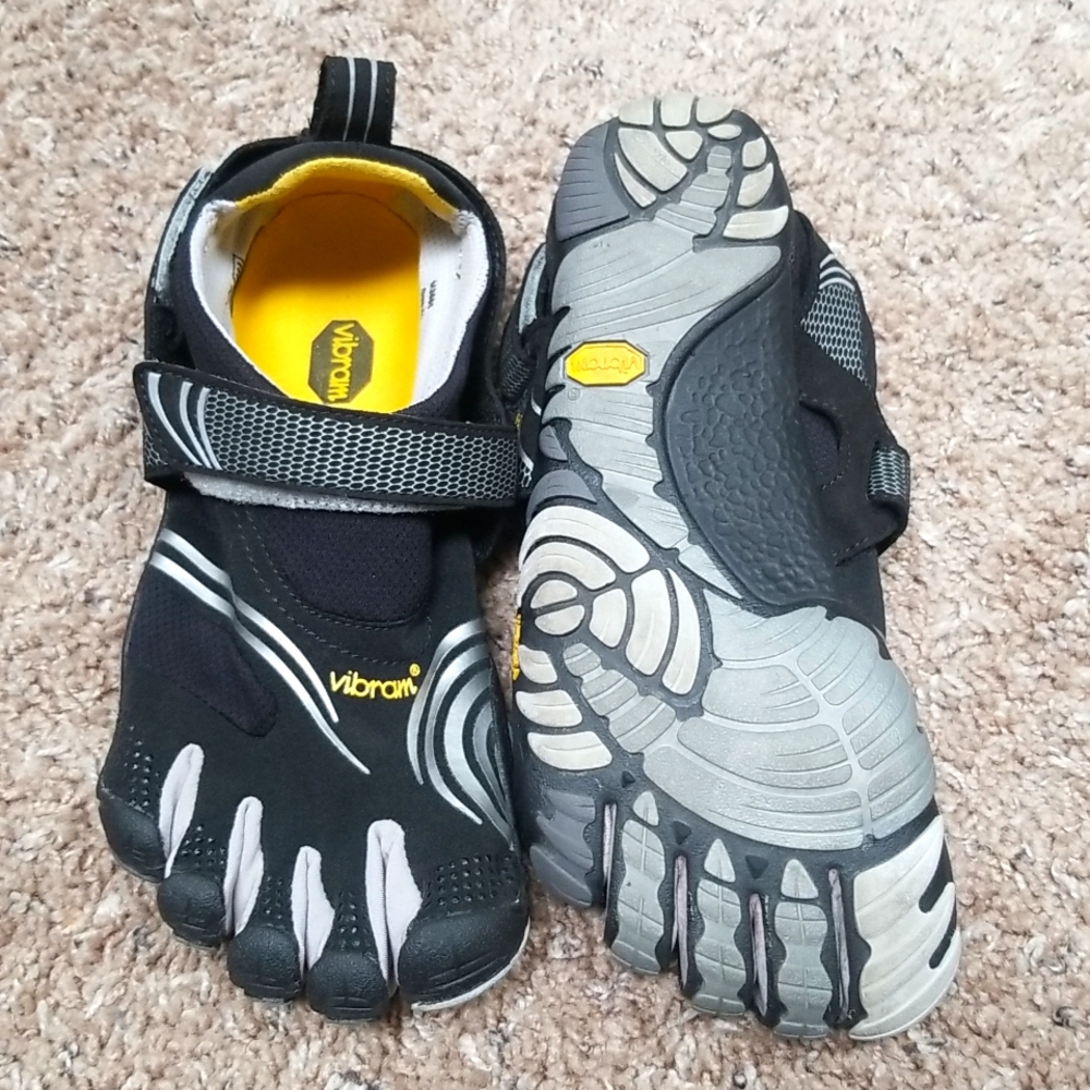Vibram five fingers. Mens size 41. Black.